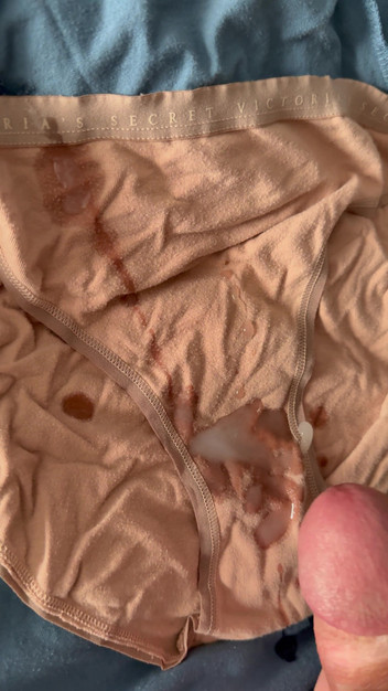 CumDaily: 妻のパンティに精液をつける