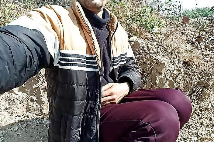 Gangbang straight: Priyanka šla na pole masturbovat