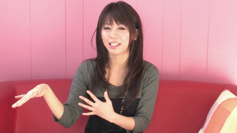 Solo Japanese: Hermosa zorra japonesa le encanta jugar con su coño mojado
