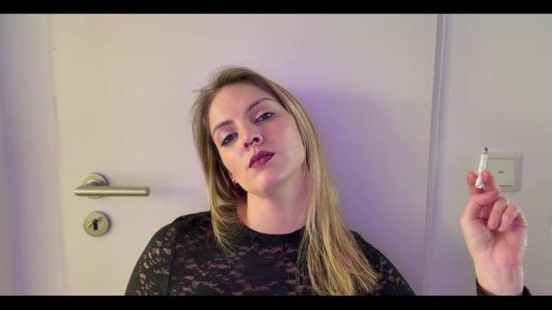 Naughty Natascha: Nahaufnahme Rauchen in schwarzer spitze