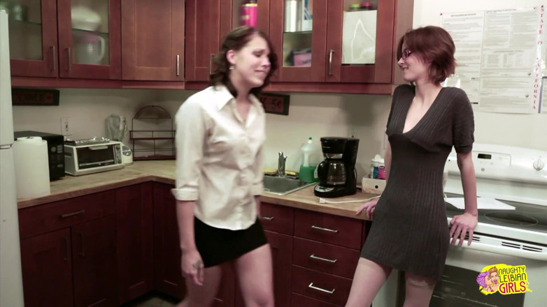 Naughty Lesbian Girls: A la jefa lesbiana Butch le gusta presumir de su...