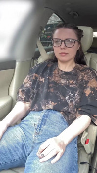 Jeans desesperados reales mojando y chorreando en mi coche