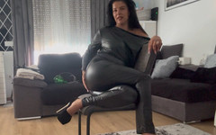 fartingclub01: Velké tlumené prdy na židli v kůži