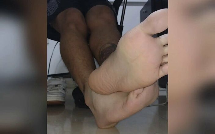 Tomas Styl: वर्चुअल कक्षाओं में रहते हुए छात्र अपने पैर दिखाता है