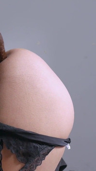 Anale training met een enorme, lange, dikke dildo laat mijn kont wijd open