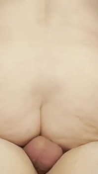 Vợ già vui vẻ với một người bạn. Hậu môn creampie xuất tinh xì hơi