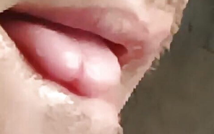 Gangbang straight: Fată roșcată sexy futută în gaura gurii se simte