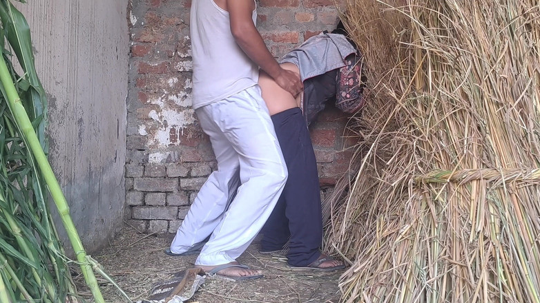 MHM: Starý muž přesvědčí svou služku, aby s ním měla sex