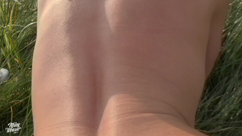 Miley Weasel: Si blonde seksi dikongkek pantat di pantai!!