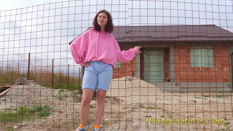 Pee Adventures: La ragazza dell'hipster cambia i vestiti bagnati e fa pipì...