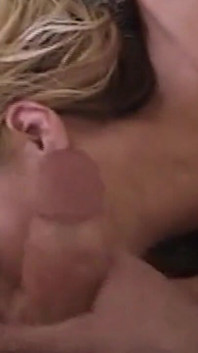 Sexig blondin tar en liten kuk djupt i halsen