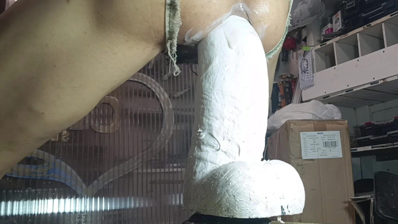 Elgloton: Wolvet's Tight Hole Hits a Giant Dildo