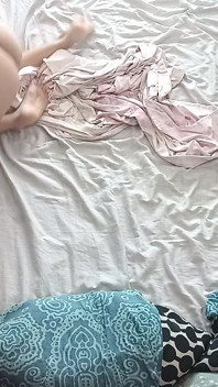 Förspel I Sovrummet Med Ett Amatörpar. Amatör MILF Gör Naken Yoga, Hårig Fitta, Stor Röv, Stora Tuttar.