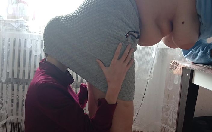 Lesbian-candys: J’ai surpris mon collègue en train de lécher le cul...
