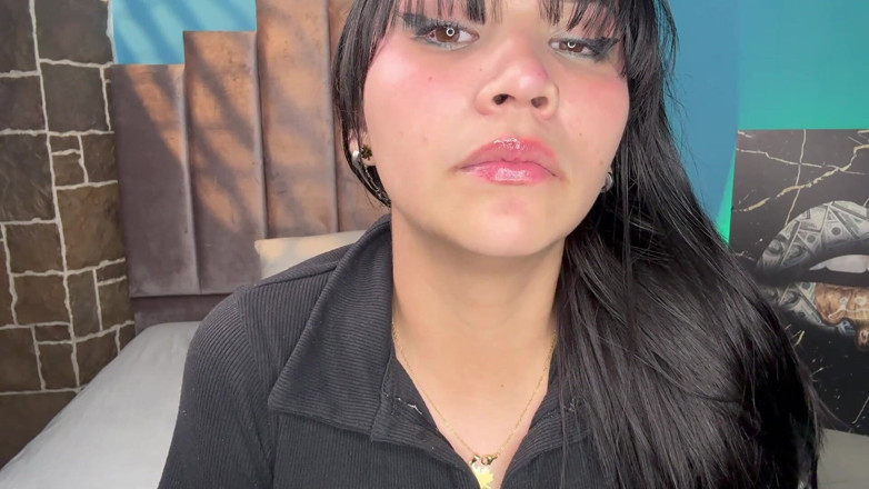 Angellkink: 唇にグロスを塗る