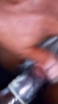 Studentessa teenager del college usa il vibratore sulla sua figa gocciolante di succo bagnato mentre la scopa