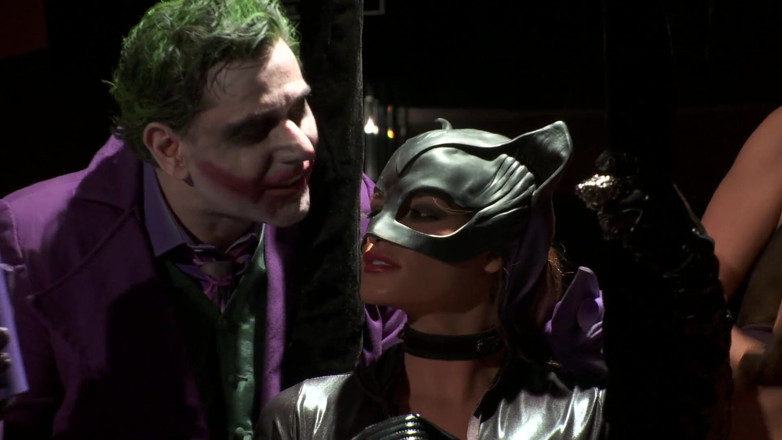 CBD Media: Batman joker en Catwoman hebben orgie in de club.