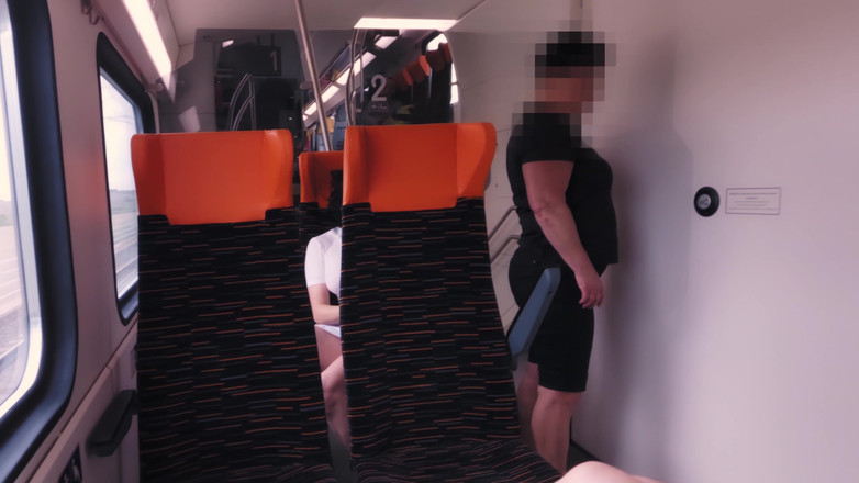 DedeDeville: 電車の中での非常に危険なセックス 私は彼女の口、マンコ、アナル、そして...。ダダ・デヴィル