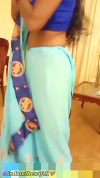 Renus saree si tante seksi india menggoda dan ngentot posisi misionaris sama temannya sendiri, sambil ditonton suaminya! Indianhotwifex