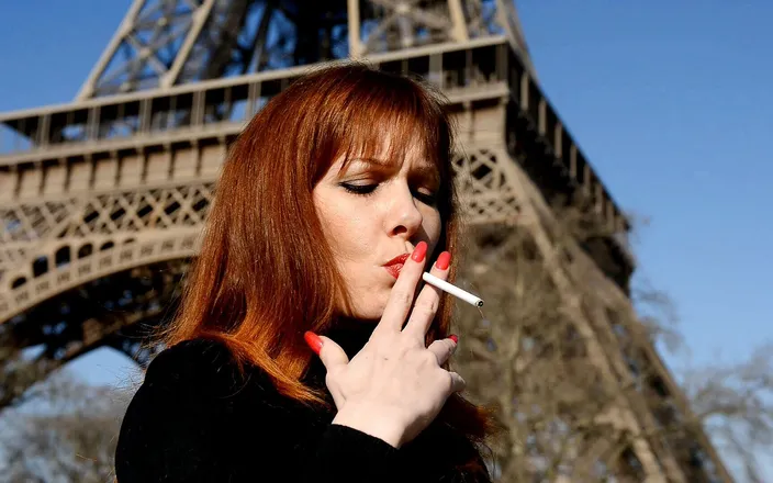 Pink Kitty: Natasha menikmati rokok di menara Eiffel
