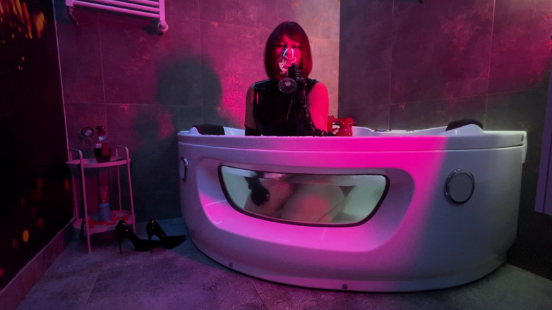 Dominatrix Miss Patricia Stark: 주인님이 라텍스와 부츠로 목욕하는 모습