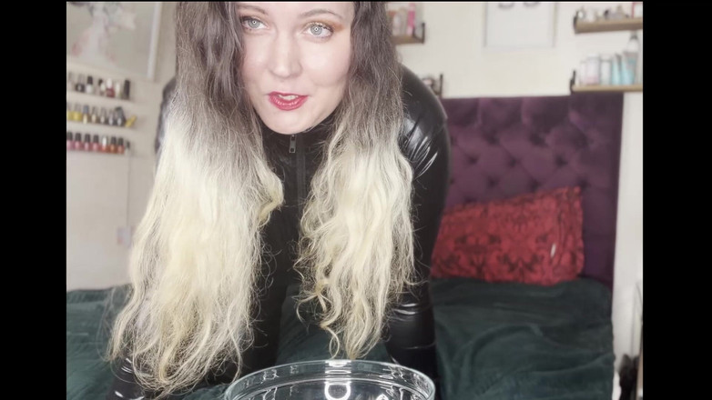 MissFFW: Domnișoara Ffw ia un pișat uriaș purtând costumul de pisică...