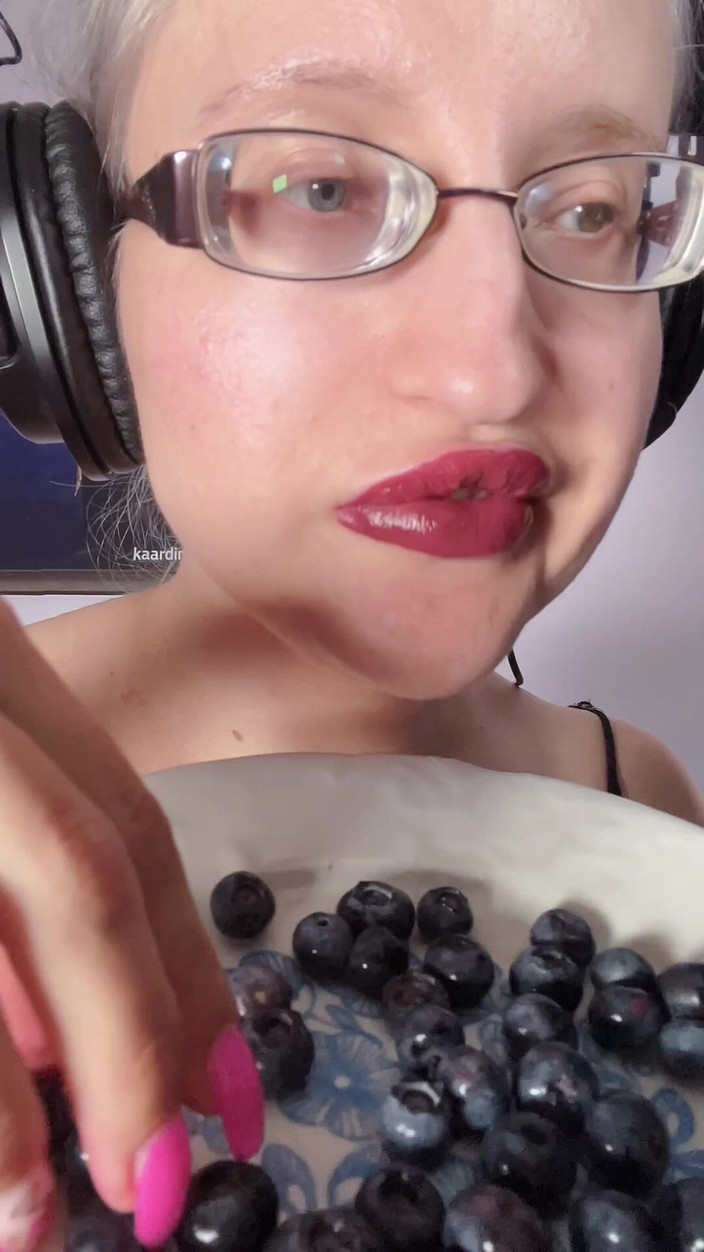 FinDom Goaldigger: Eu estou comendo deliciosas grandes mirtilos