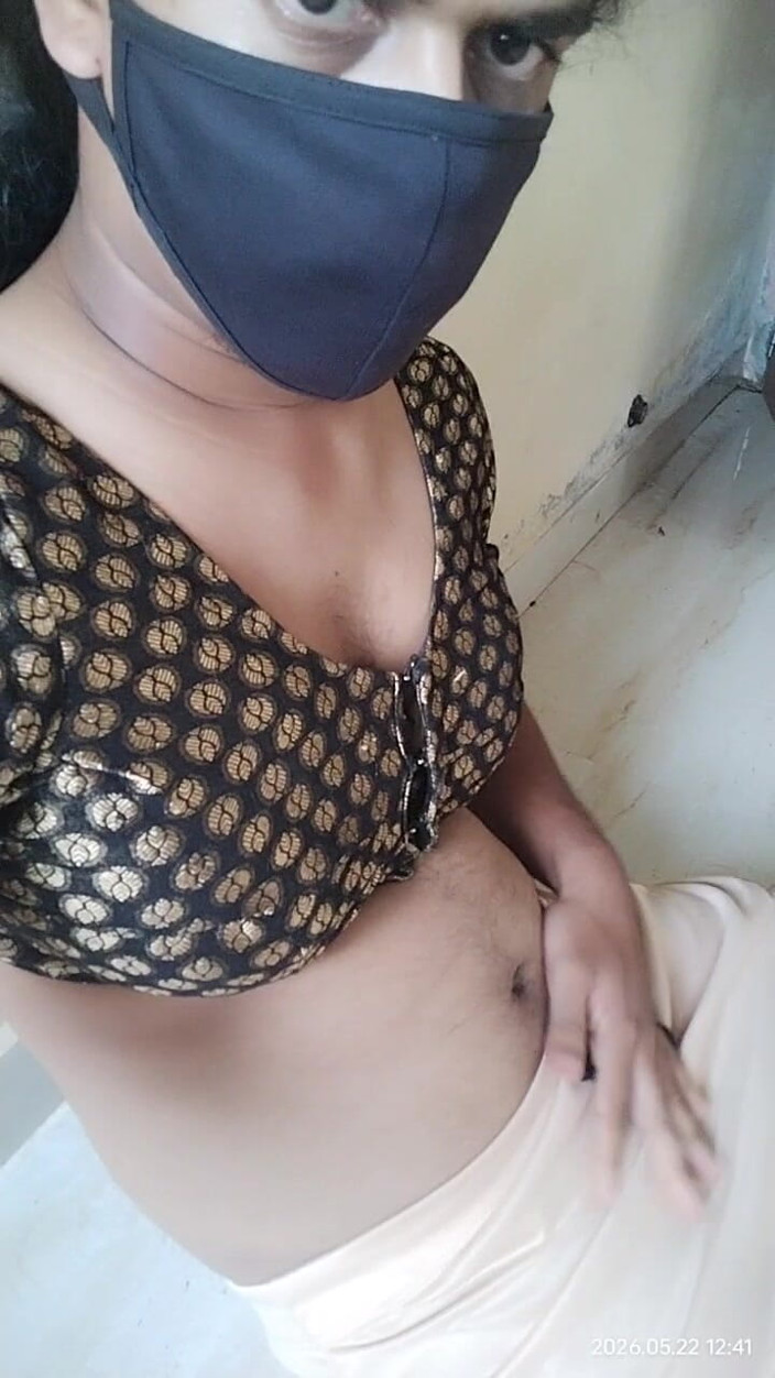 Harini: Crossdresser Harini mastrubating i spust