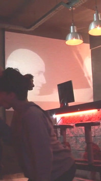 Chico caliente es follado a pelo por padrastro en un bar gay