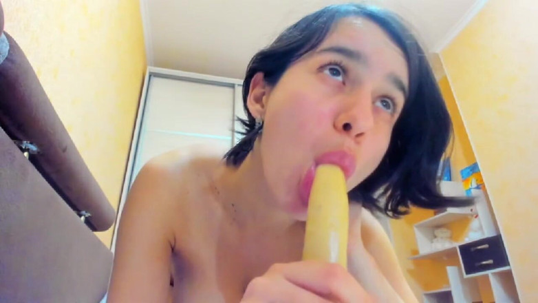myla_angel: Djup dildo suger, visar tungan!