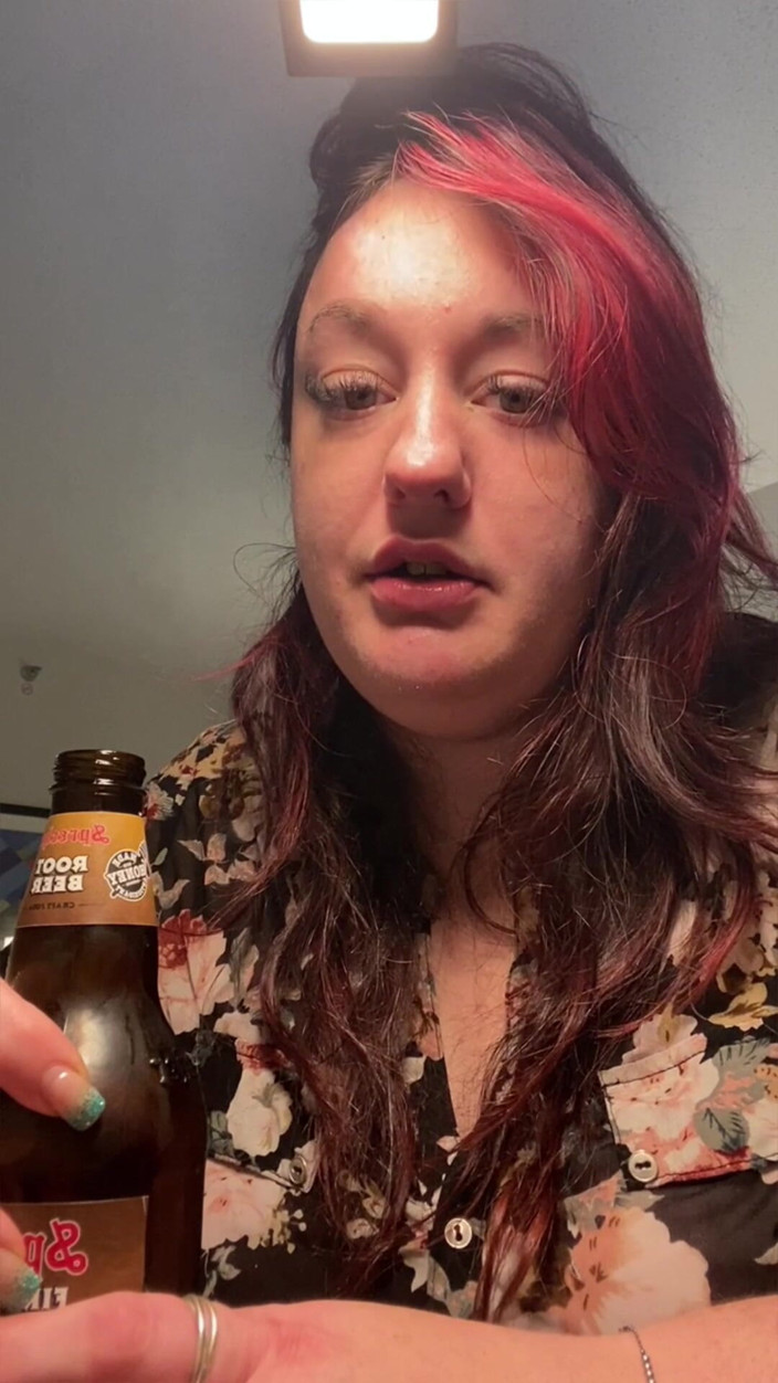 BellaBlast: Seducătoare Bbw Rootbeer Chug și Burps de Bella Blast