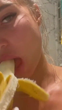 Monika Fox recheou uma banana na buceta e no cu