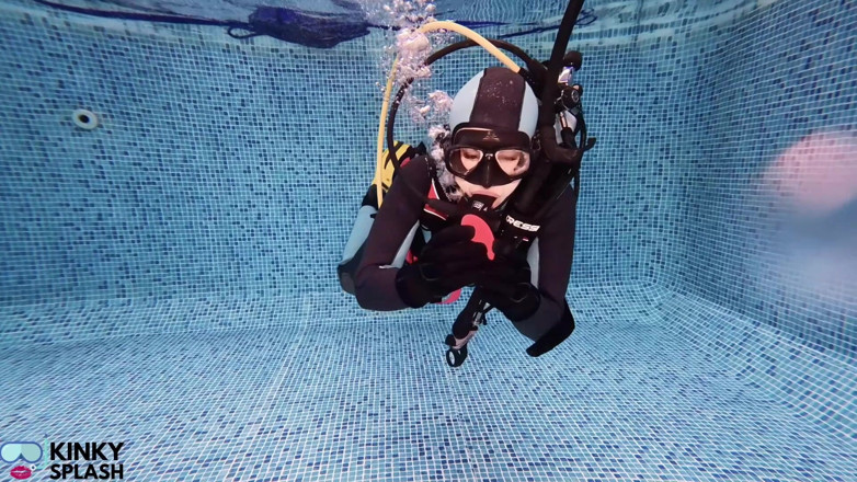 UKCuteGirl Lucy Lauren: Scuba Agent Lucy återvänder: oavsiktlig aktivering