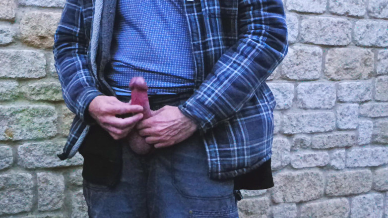 Rockardglans: Gran polla sin cortar masturbándose y corriéndose para los vecinos...