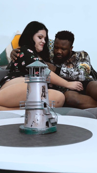 Une grosse MILF brune veut une bite noire dans sa chatte en collants