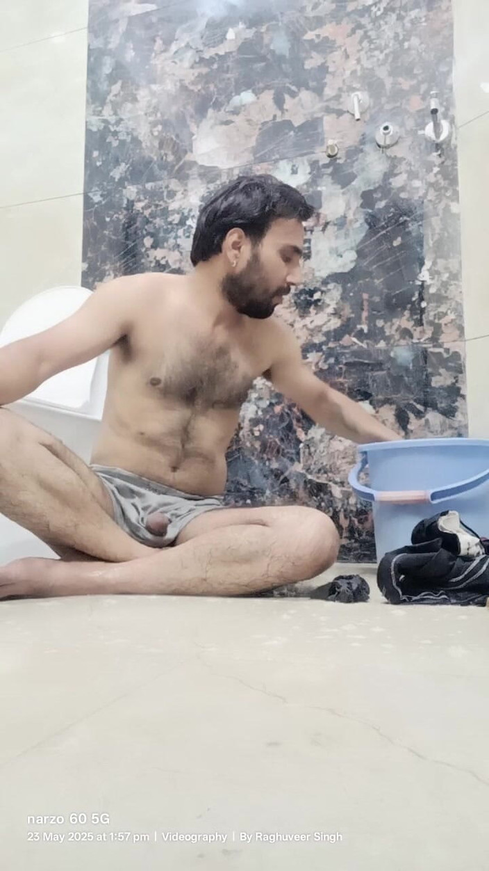 Rajasthani-old-lover: Uomo indiano desi gode della doccia e dei compiti a...