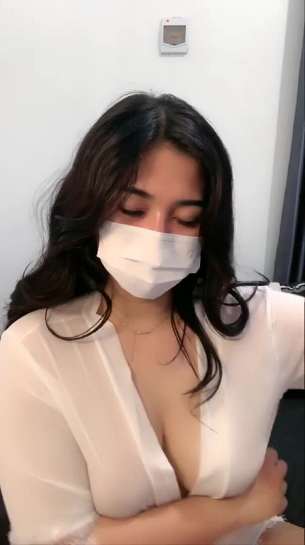 Chinita Wife: Ragazza incredibilmente calda e carina che mostra le sue tette...