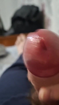 Pria Eropa lagi asik ngocok dan ngocok kontol besar pria ini