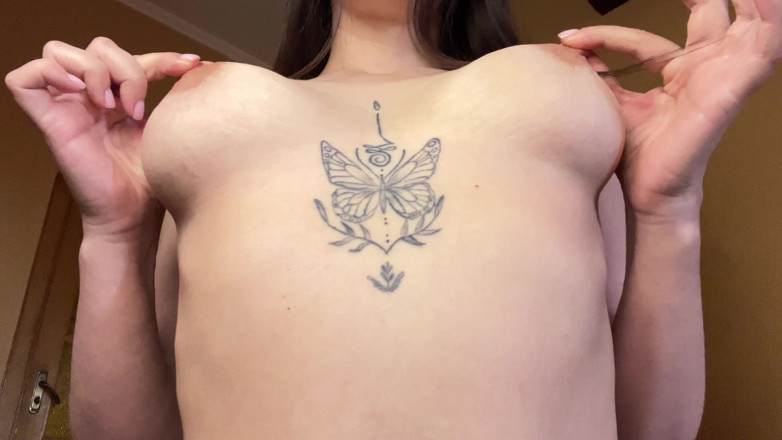 Kristi Ren: Sexy milfka si hraje se svými dlouhými bradavkami