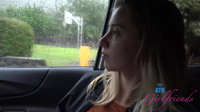 Classic ATK Girlfriends: La sditalino e lei squirta dappertutto sul divano