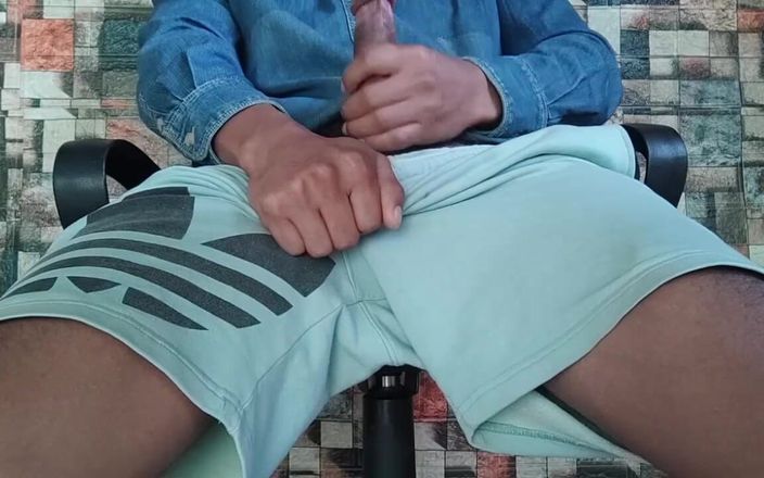 Hornyboy2058: dans un short moulant - 2 angles de caméra, gémissements réels, fin...