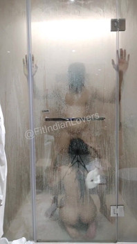 Fit desi par har ångande erotisk dusch sex