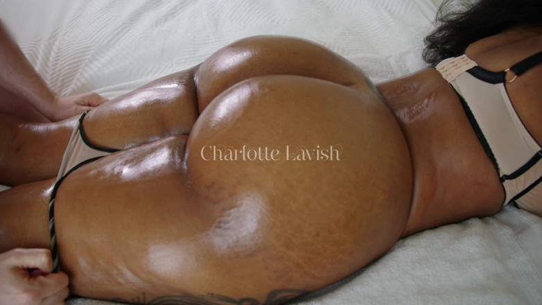 Charlotte Lavish: Біла бета масажує дупу чорношкірої красуні
