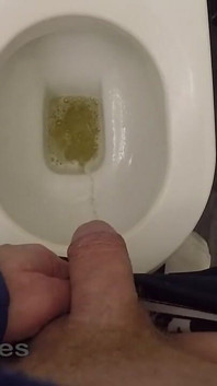Un Roux Amateur Jouit Sans Les Mains Après Avoir Pissé