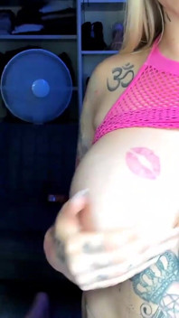 Mamă sexy tatuată Cora îți ghidează loviturile cu jucării