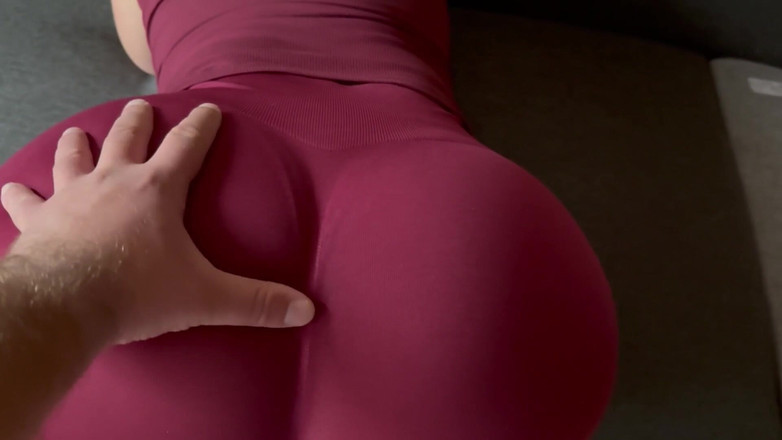 Christy X Taylor: 健身房训练裤里的完美屁股