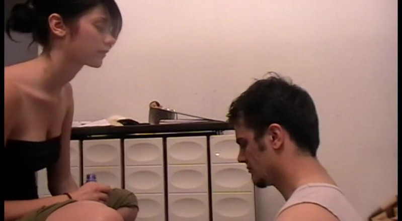 Femdom Austria: Slave Richie serve come spittoon