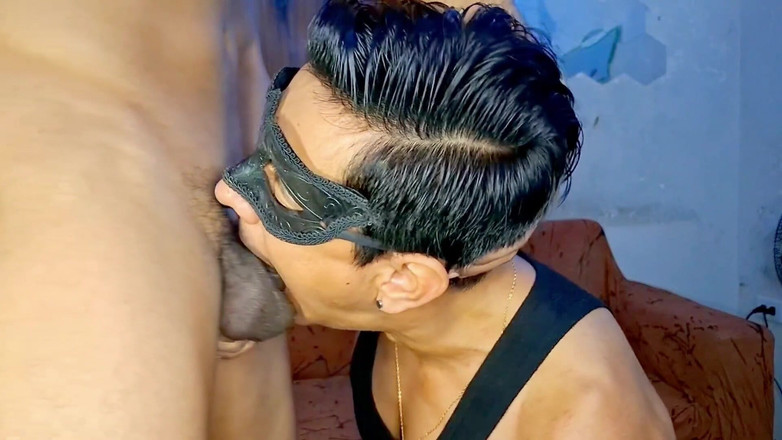 deepthroatec: Черный человек с огромным членом трахает мою глотку.