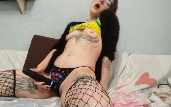 HellENXxOo: Masturbazione super eccitata e orgasmo intenso