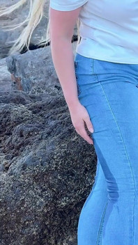 Pipì in Jeans Attillati Sulla Spiaggia Pubblica